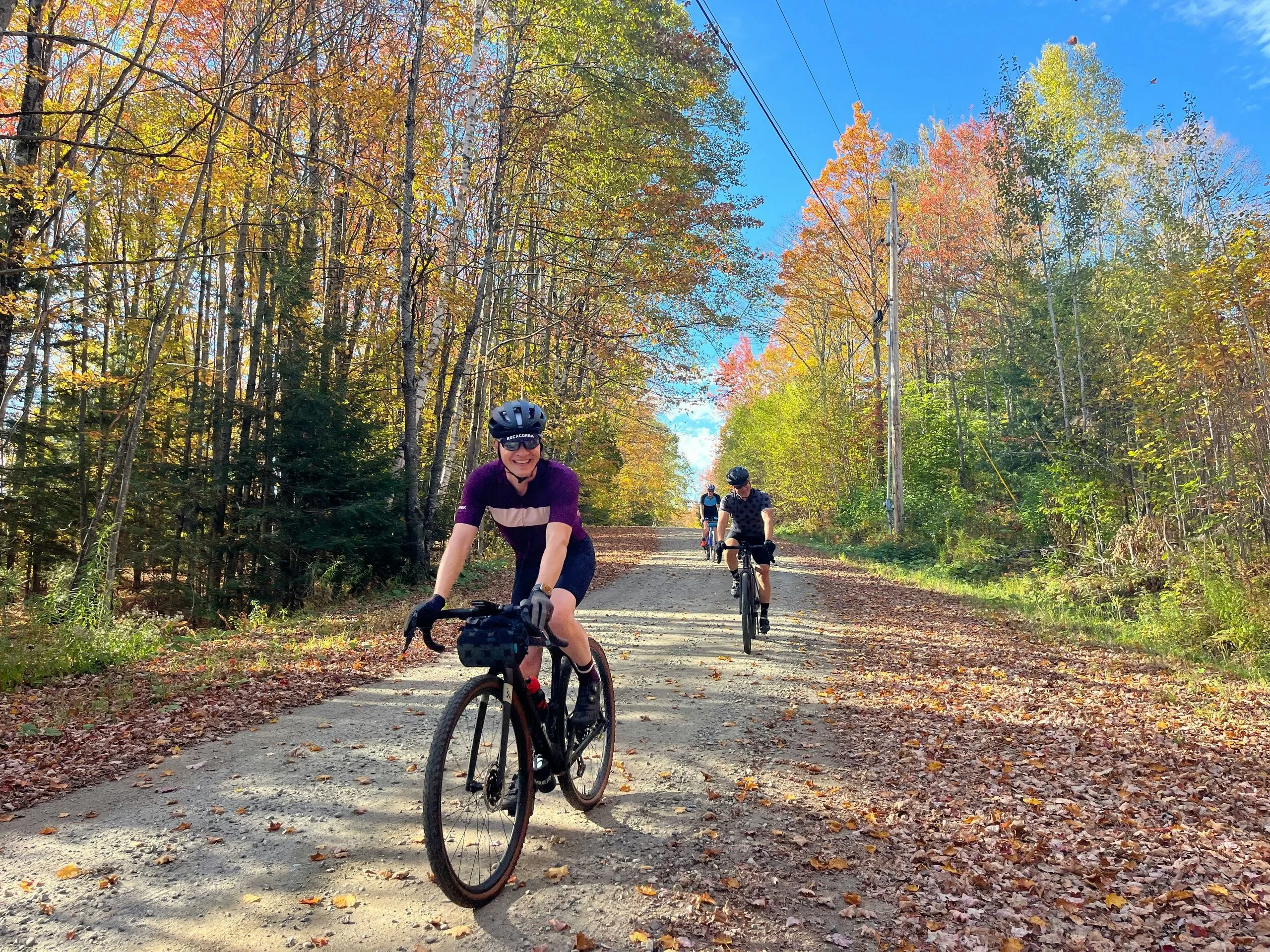 Cyclistes sur chemin forestier aux couleurs d’automne