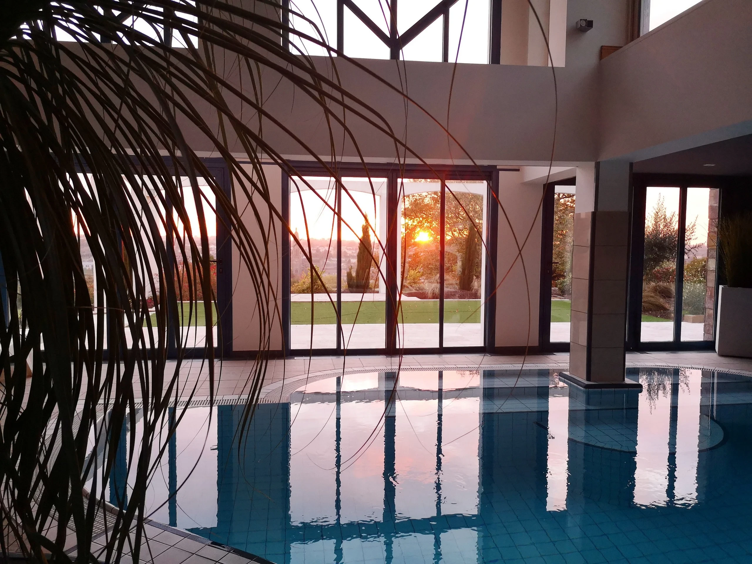 Piscine intérieure au coucher du soleil