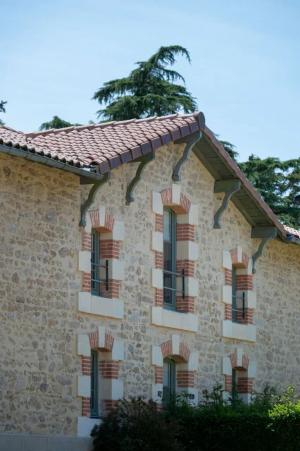 Façade en pierre avec toit en tuiles